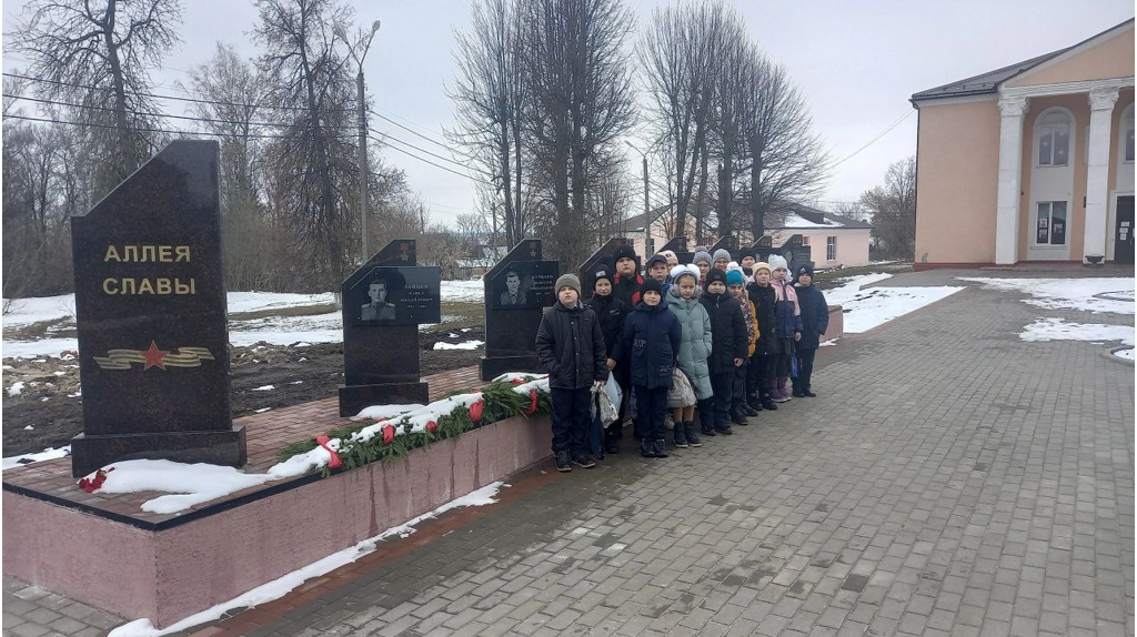 Школьники посетили «Аллею Славы» в брянском поселке Выгоничи