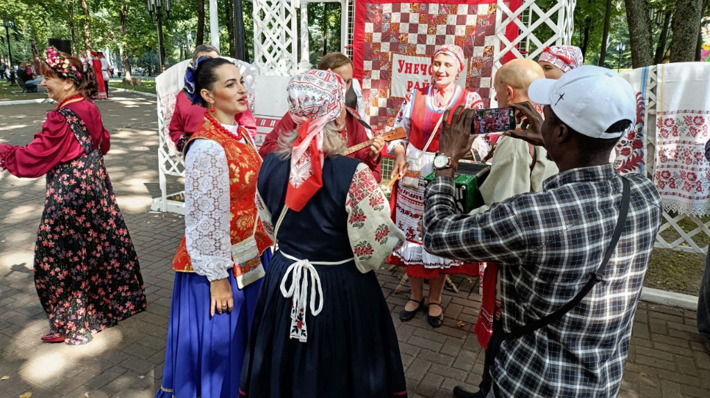 Свои достижения в парке Толстого продемонстрировали Унечский и Брянский районы