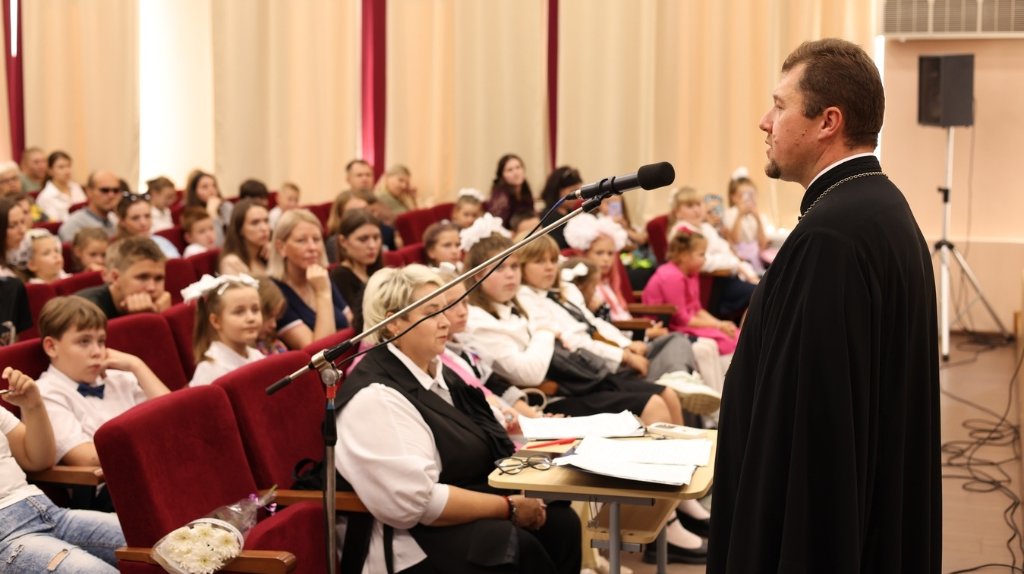 Брянский священник напутствовал юных музыкантов Новозыбковской земли