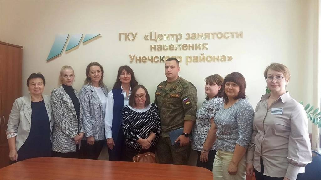 В Унече на ярмарке вакансий приглашения для трудоустройства получили 16 человек