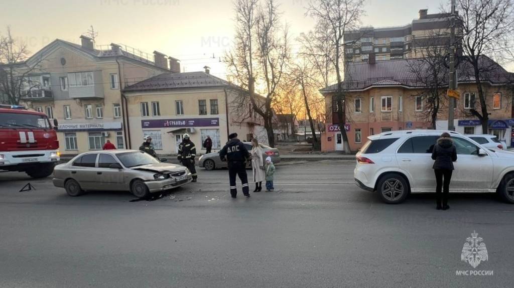 В Брянске на Литейной столкнулись две легковушки