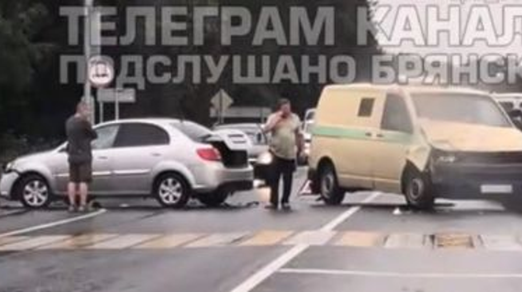 Под Брянском в ДТП попала инкассаторская машина