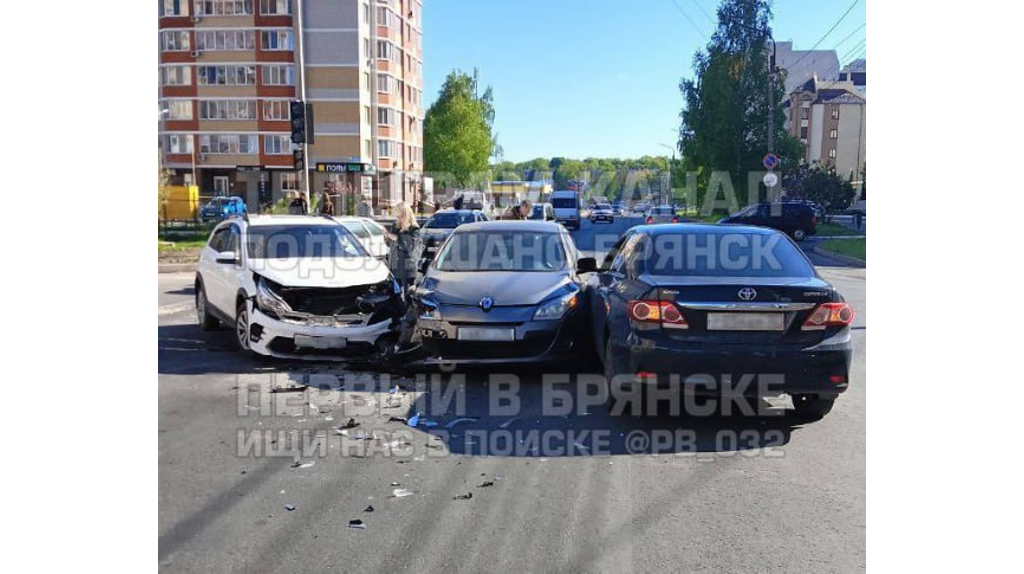 В Брянске на пересечении улиц Горбатова и Рекункова произошло массовое ДТП