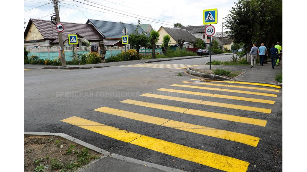 В Брянске для школы по улице Болховской построили парковку