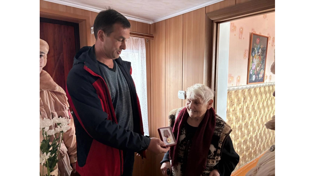 Унечским труженицам тыла вручили медали в честь 80-летия Великой Победы