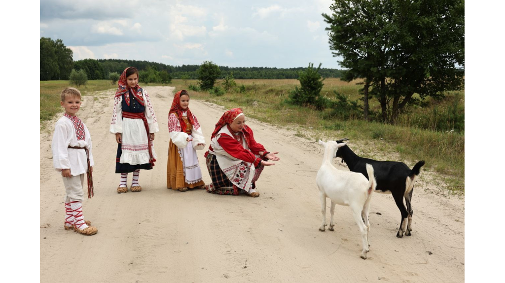 Юные брянцы сфотографировались в традиционных костюмах для грантового проекта