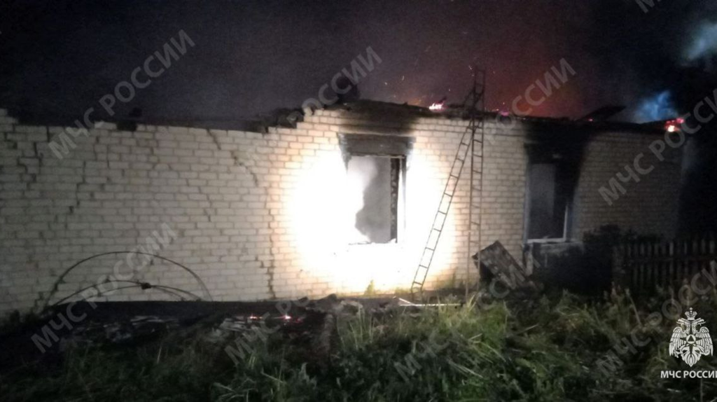 В загоревшемся частном доме под Дубровкой погибли два человека