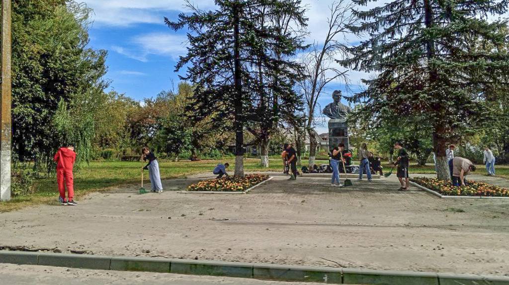 В Бежице навели порядок к годовщине освобождения от гитлеровцев