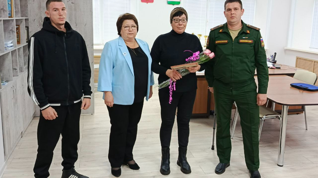 В Клинцовском районе орден Мужества вручён матери героя СВО Дениса Шелемеха