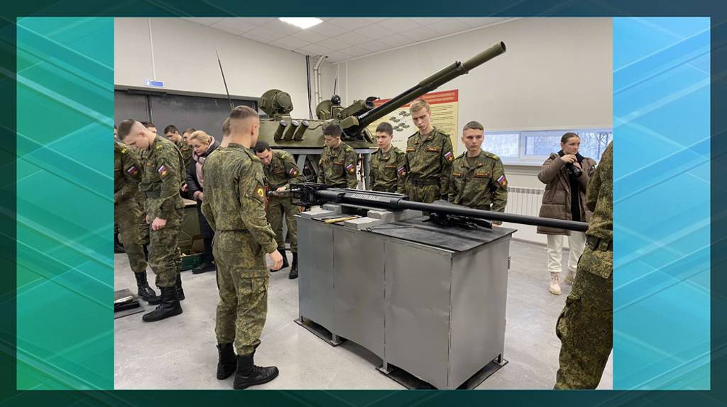 Военный учебный центр в Брянске посетил председатель Народного Совета ДНР Артем Жога