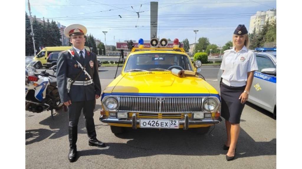 В День образования Госавтоинспекции в Брянске на дороги выехал ретропатруль ДПС