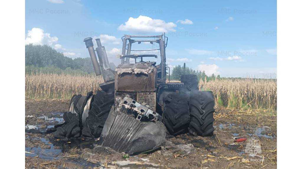 В поле в Клинцовском районе вспыхнул трактор местного хозяйства