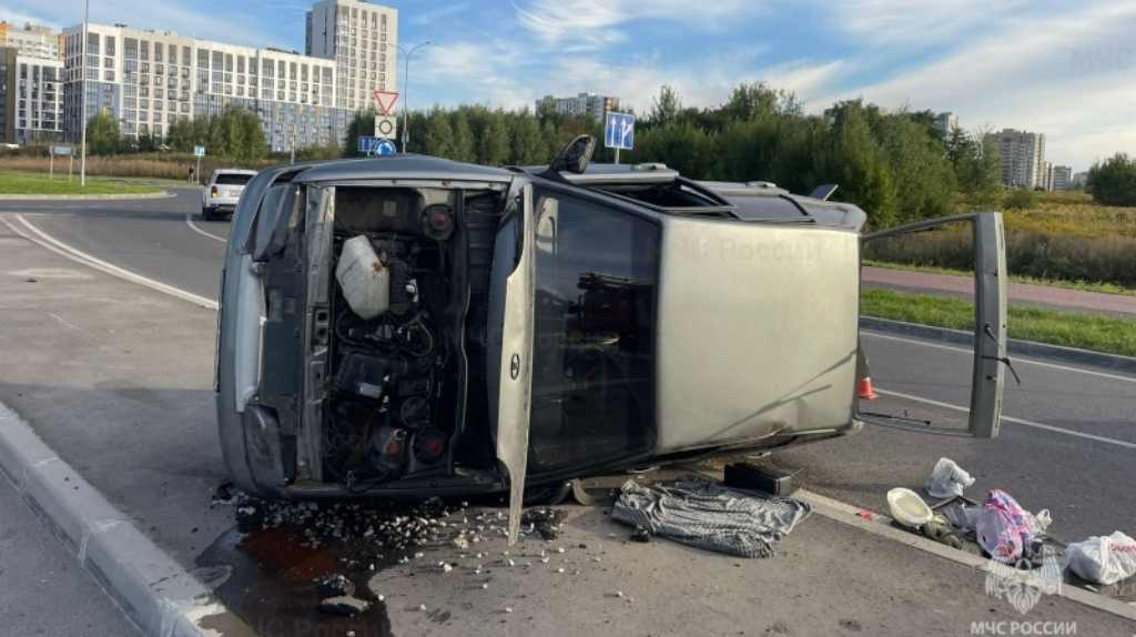 В Брянске на улице Войстроченко перевернулась легковушка