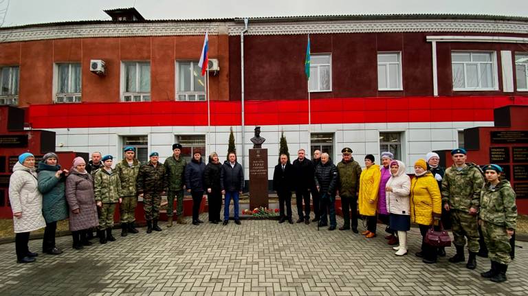 В Новозыбкове почтили память погибшего в Аргунском ущелье десантника Александра Гердта