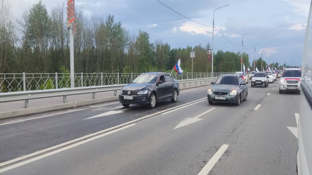 В День России в Брянске проходит массовый автопробег