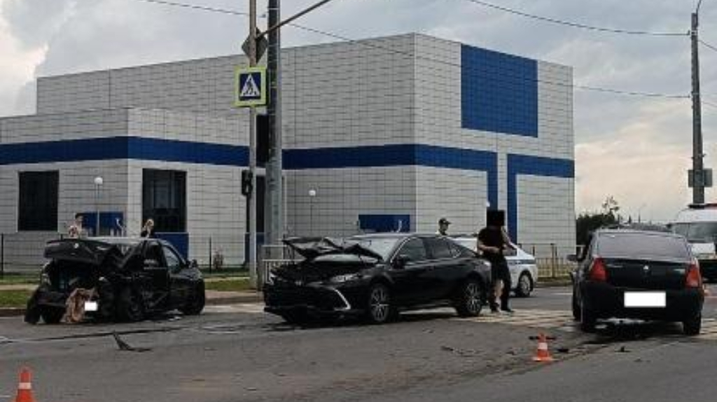 В Брянске массовое ДТП на улице Советской устроил таксит: ранены двое