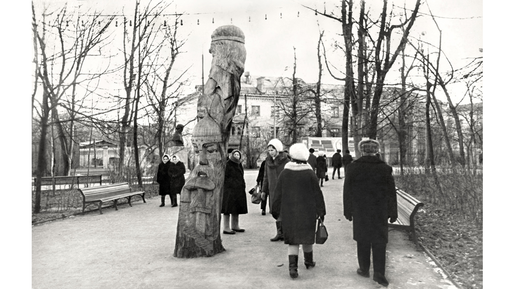 Опубликовали фото скульптуры «Акула и Пересвет» в Брянске 50-летней давности