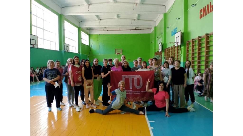 В Брянске учащиеся и педагоги школы №46 сдали нормативы комплекса ГТО