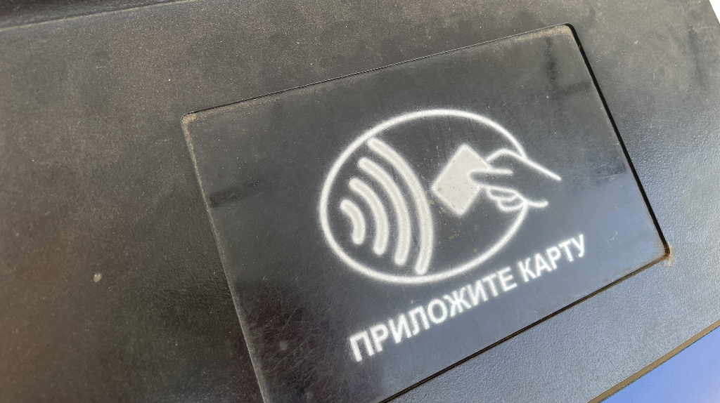 Всё чаще брянцы начали отдавать предпочтение пластиковым картам