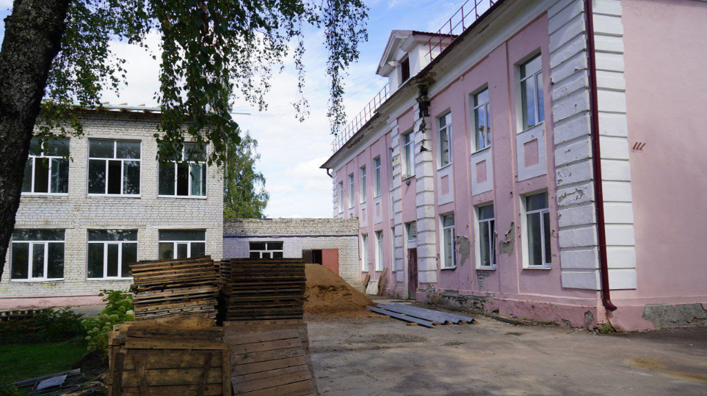 В Дятьково Брянской области ремонтируют школу № 2