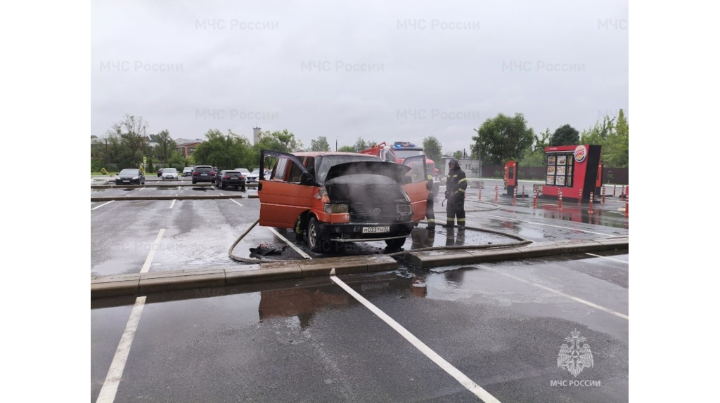 МЧС: в Клинцах произошел пожар автомобиля, обошлось без жертв  