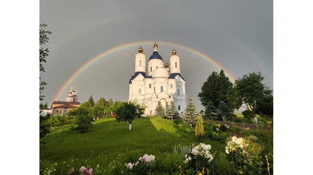Брянцам показали завораживающее фото радуги над Свенским монастырём