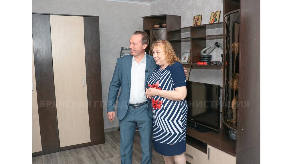 В Брянске жильцы отремонтированного после взрыва дома отметили новоселье с Сергеем Антошиным