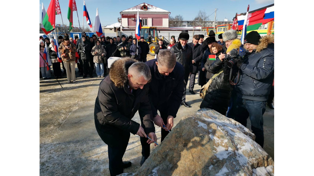 Александр Богомаз и Иван Крупко заложили камень нового многоэтажного дома в Брянске