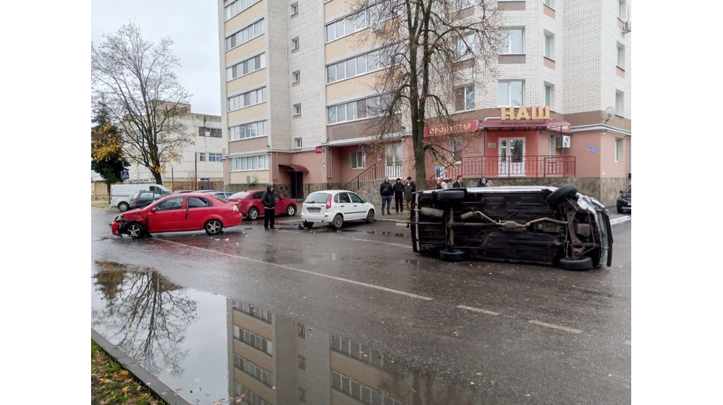 В Клинцах перевернулась легковушка после столкновения с другим авто