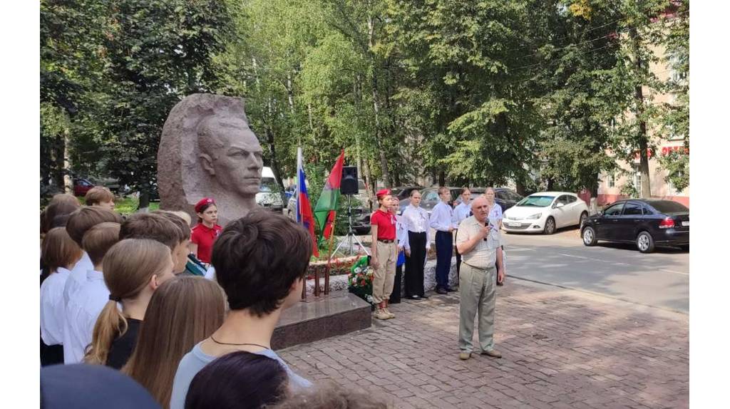 В Брянске почтили память Героя Советского Союза Дмитрия Медведева