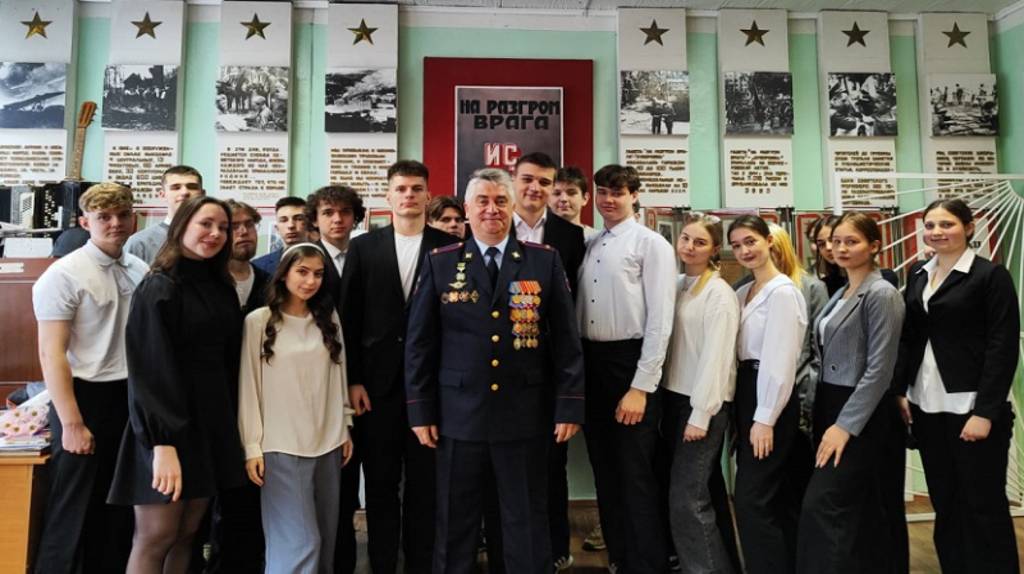 В Брянске ветераны УМВД провели урок мужества в школе №56