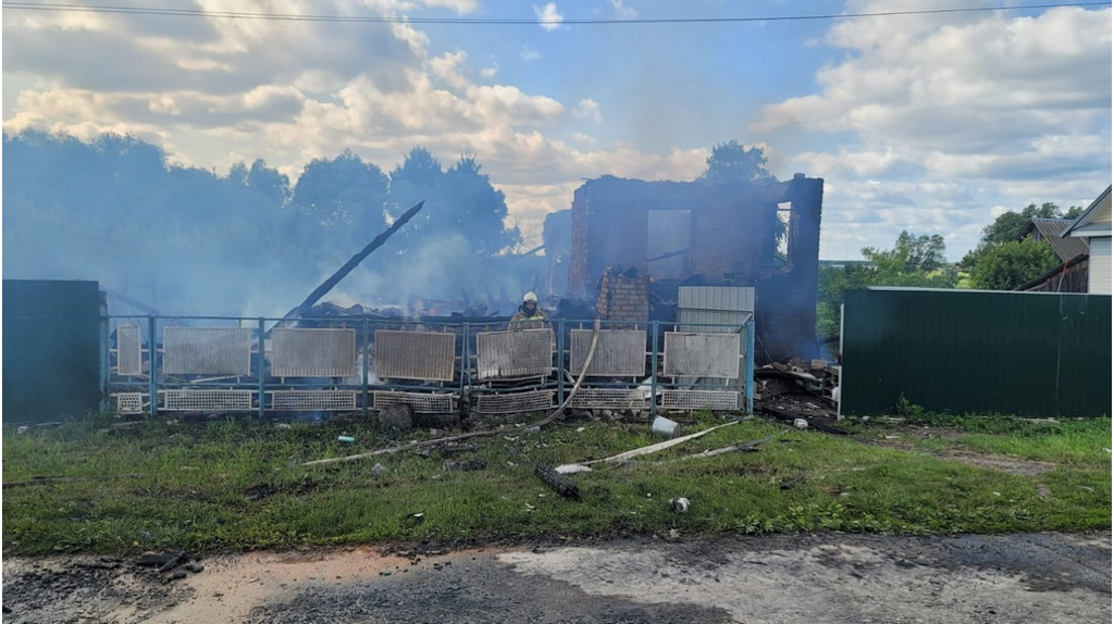Многодетная брянская семья потеряла дом при обстреле ВСУ