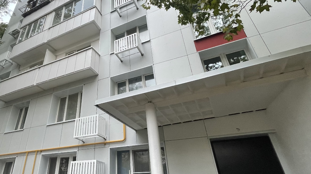 В брянской Красной Горе восстановили крышу дома после бури