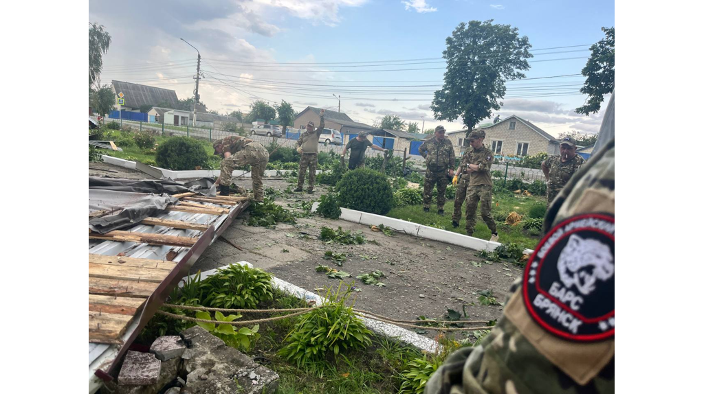 Бойцы «БАРС-Брянск» ликвидируют последствия урагана в Климово