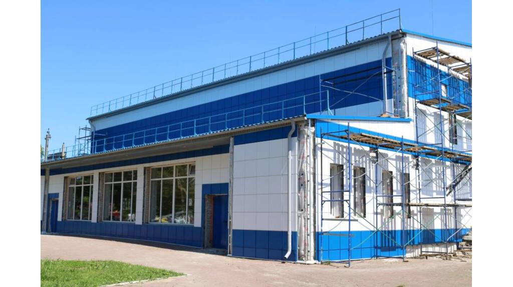 В Комаричском районе продолжается капитальный ремонт спортшколы