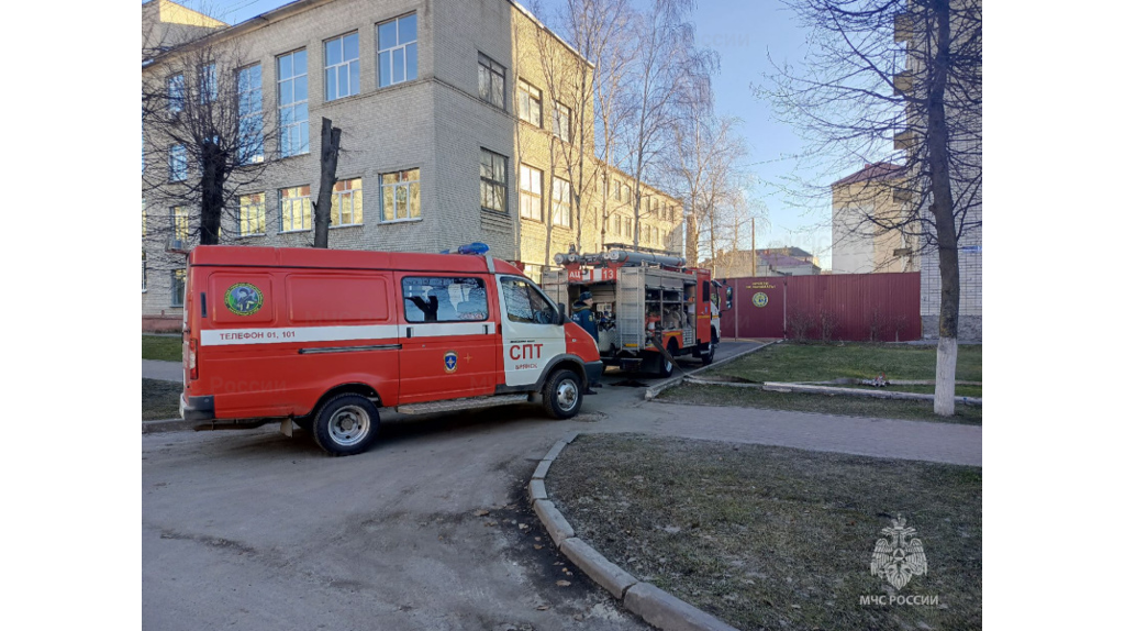 В Брянске во время пожара спасли трех жильцов многоэтажки по бульвару 50 лет Октября