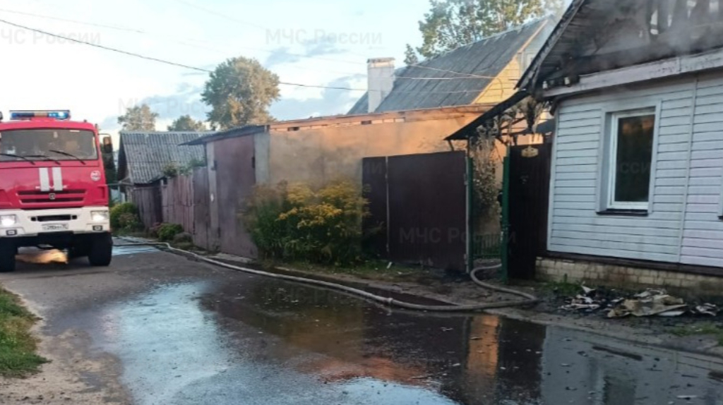 В Новозыбкове пожар уничтожил дом на улице Дыбенко