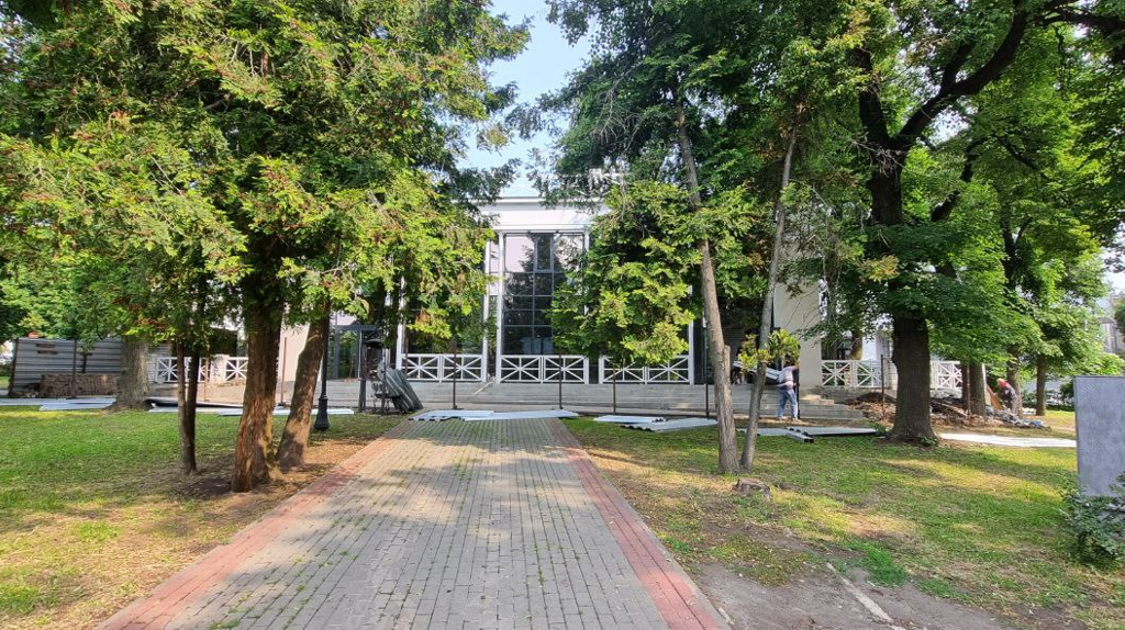 В сквере Карла Маркса в Брянске затянулось строительство кафе «Ветерок»