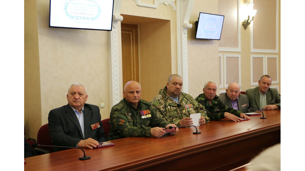 Спикер Брянской облдумы наградил ветеранов боевых действий