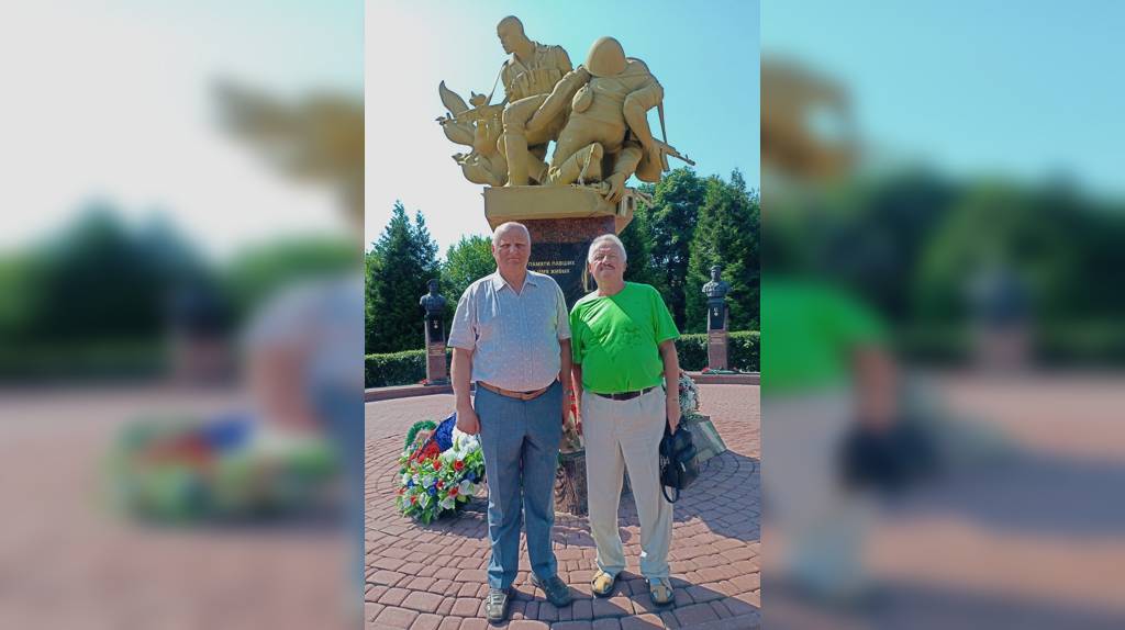 В Брянске ветераны УМВД возложили цветы к монументу «Круговая оборона»