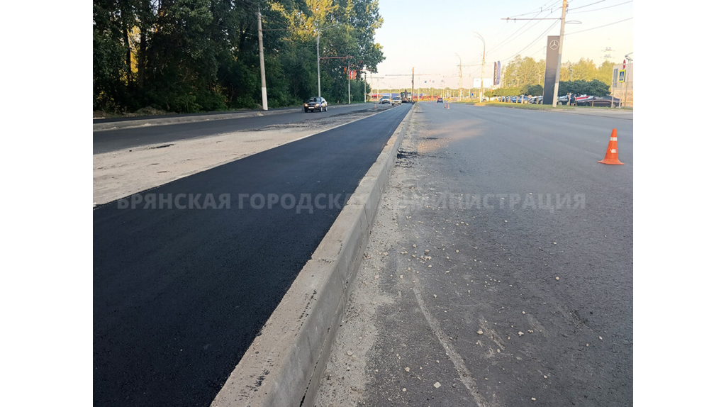 В Брянске на проспекте Московском асфальтируют разделительную полосу