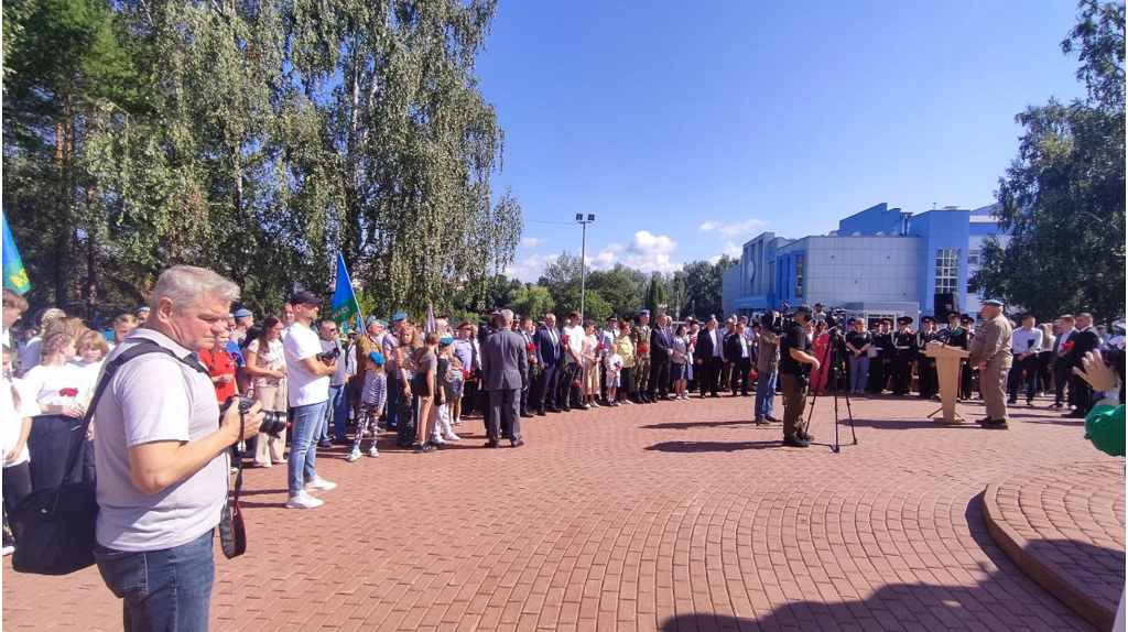 В Брянске возложили цветы к памятнику «Круговая оборона» в честь Дня ВДВ