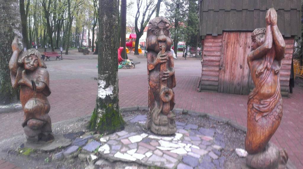 В парке Толстого в Брянске распалось трио: Водяной сгнил, Русалку и Кикимору реставрируют