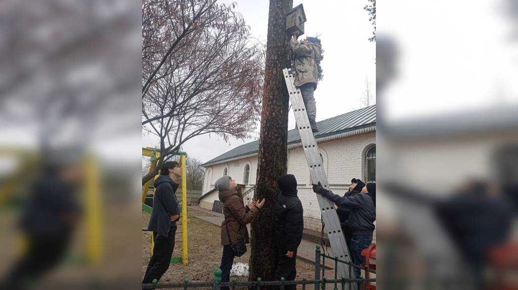 В Брянске воспитанники воскресной школы изготовили скворечник-теремок