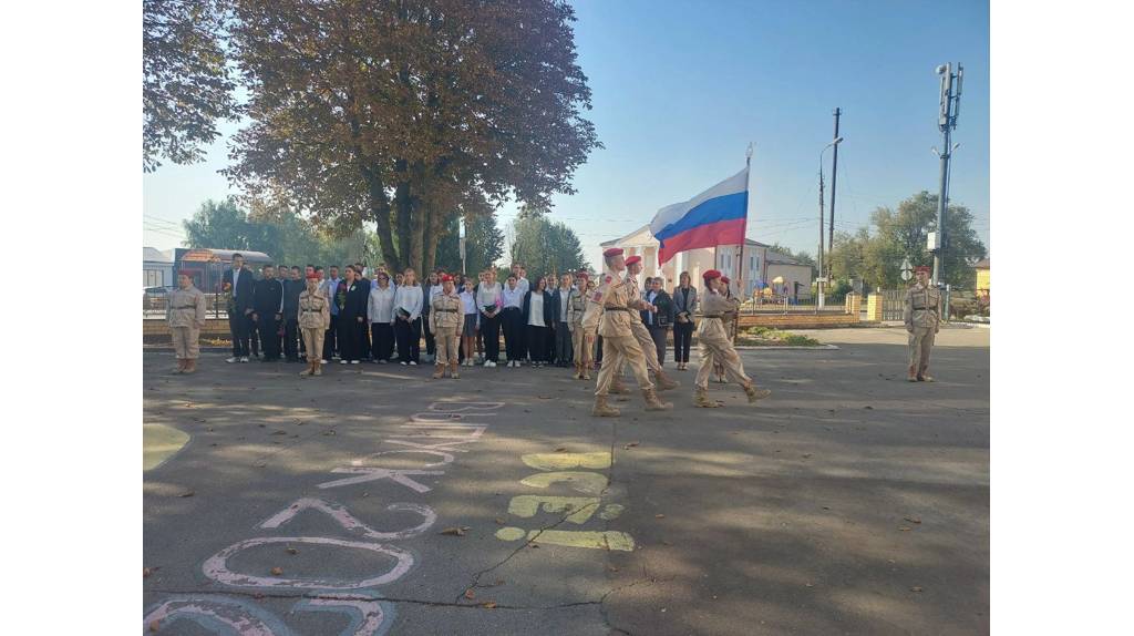 В брянском поселке Выгоничи почтили память героя СВО Алексея Елисеева