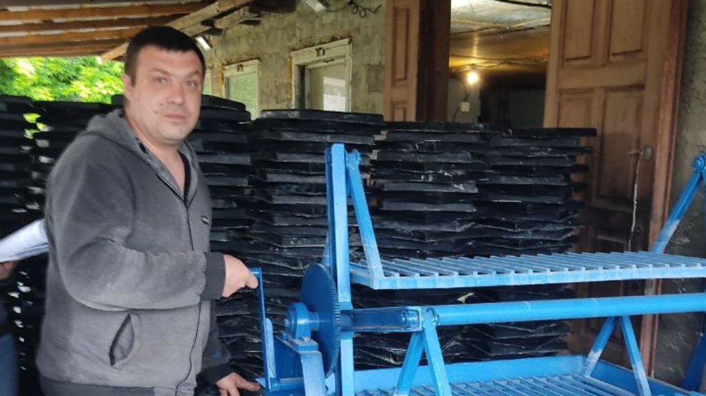 Житель Дятьковского района по соцконтракту запустил производство тротуарной плитки