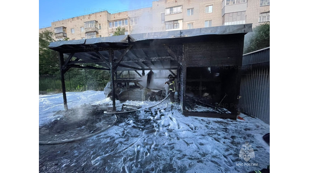 Пожар лишил жителей Брянска двух машин