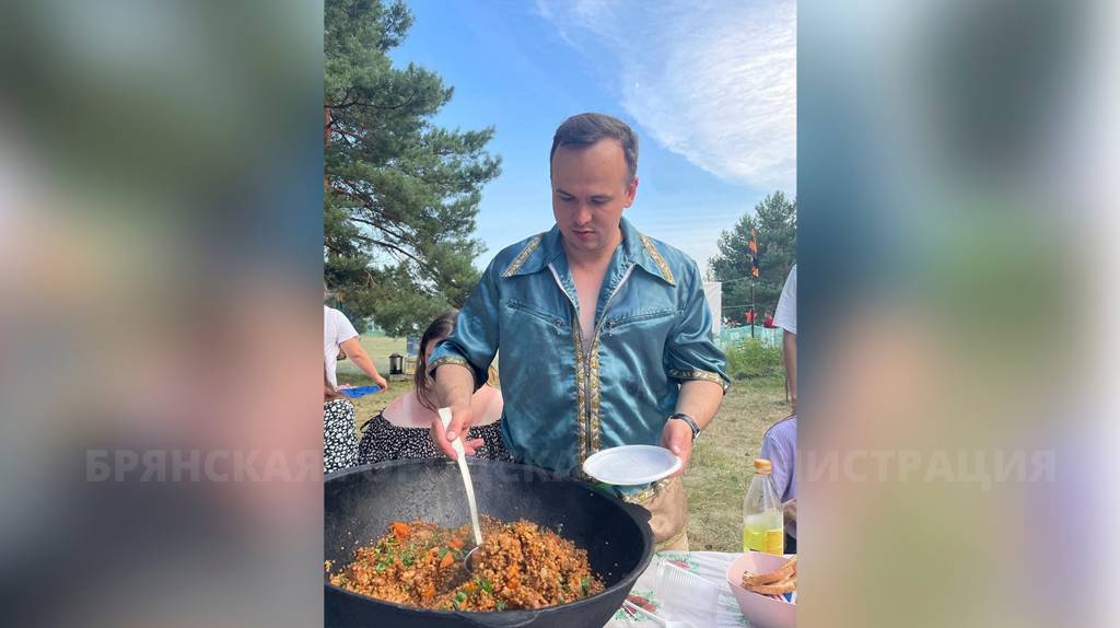 Глава Советского района Брянска Семёнов стал поваром на «Лесном раздолье»