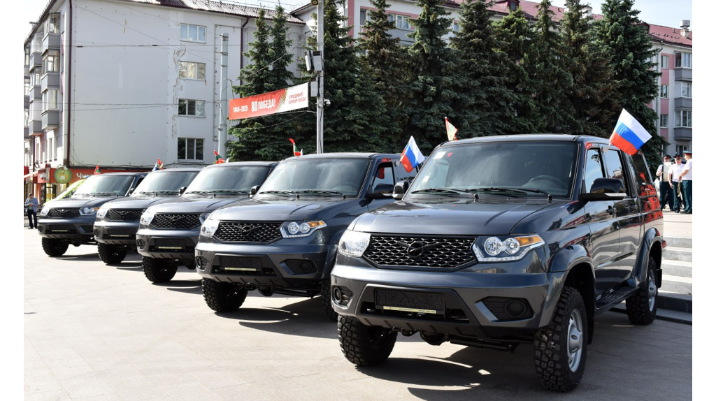 В Брянске пограничникам вручили ключи от 10 автомобилей