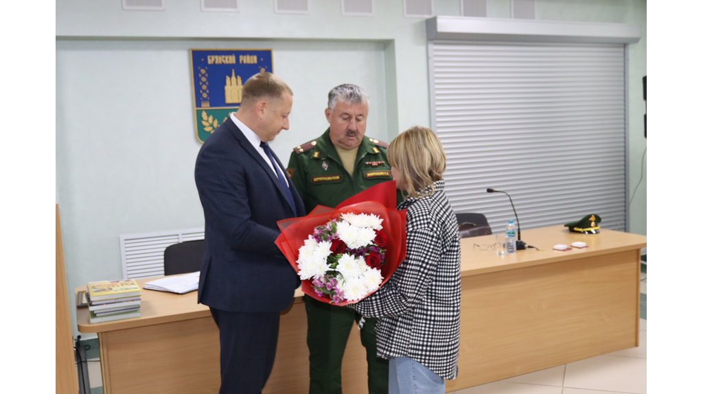 В Брянском районе семьям героев СВО передали награды